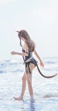 手拿三叉戟的精选线条感线条cos萌妹桜桃喵海边沙滩玩耍戏水写真图集