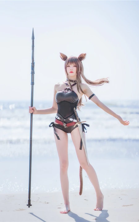 手拿三叉戟的精选线条感线条cos萌妹桜桃喵海边沙滩玩耍戏水写真图集