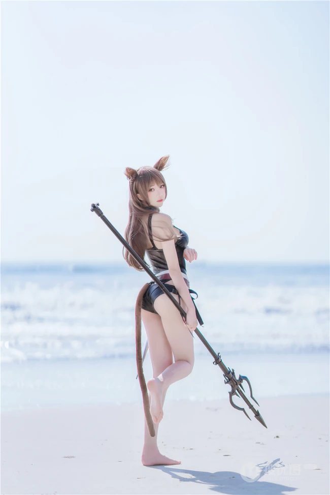 手拿三叉戟的精选线条感线条cos萌妹桜桃喵海边沙滩玩耍戏水写真图集