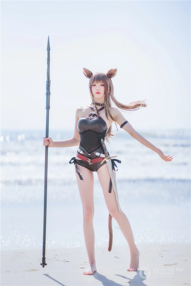 手拿三叉戟的精选线条感线条cos萌妹桜桃喵海边沙滩玩耍戏水写真图集