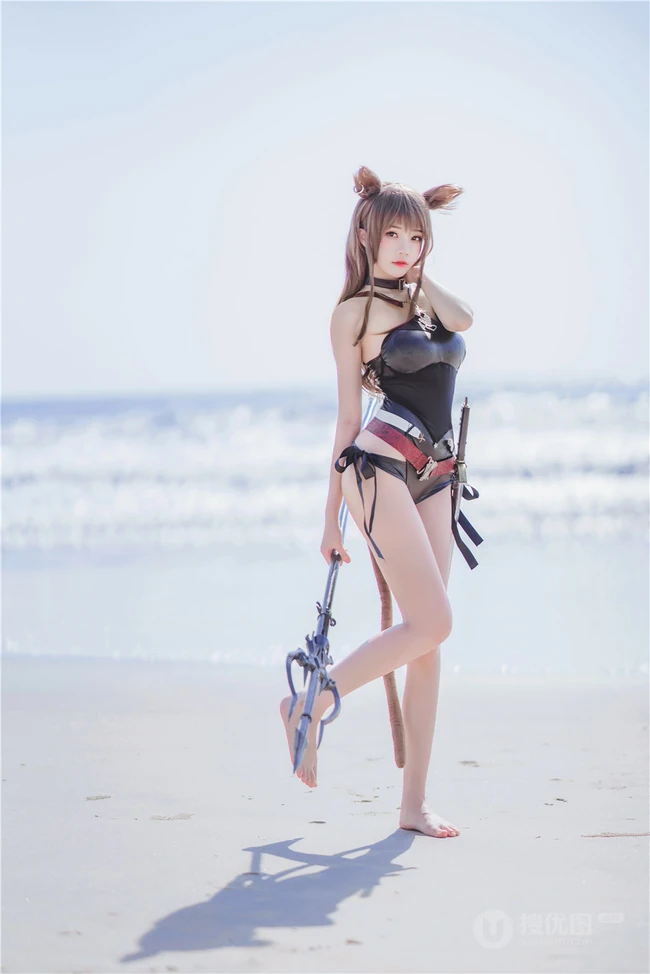 手拿三叉戟的精选线条感线条cos萌妹桜桃喵海边沙滩玩耍戏水写真图集