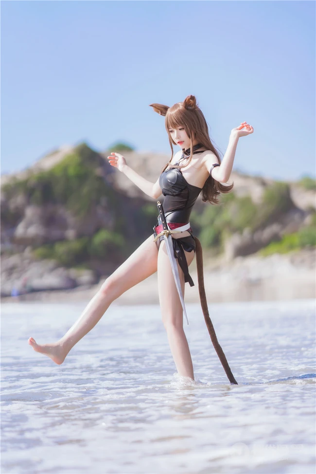 手拿三叉戟的精选线条感线条cos萌妹桜桃喵海边沙滩玩耍戏水写真图集