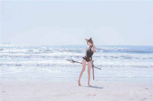 手拿三叉戟的精选线条感线条cos萌妹桜桃喵海边沙滩玩耍戏水写真图集