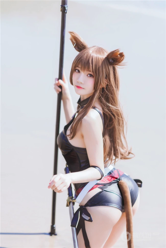 手拿三叉戟的精选线条感线条cos萌妹桜桃喵海边沙滩玩耍戏水写真图集