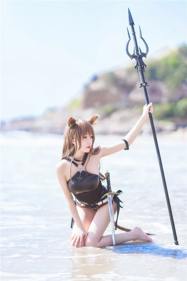 手拿三叉戟的精选线条感线条cos萌妹桜桃喵海边沙滩玩耍戏水写真图集