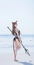 手拿三叉戟的精选线条感线条cos萌妹桜桃喵海边沙滩玩耍戏水写真图集