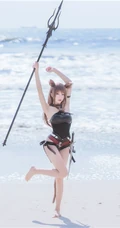 手拿三叉戟的精选线条感线条cos萌妹桜桃喵海边沙滩玩耍戏水写真图集