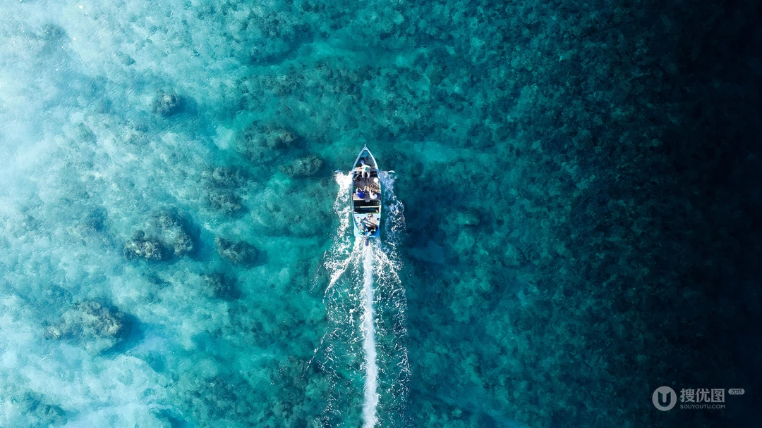 超清航拍清澈蔚蓝的海上行驶的快艇帆船等壁纸图片