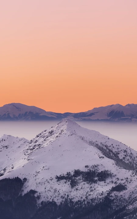 清晨雪山顶峰美丽的云海风景