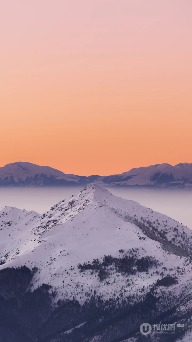 清晨雪山顶峰美丽的云海风景