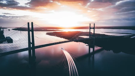 日落前的海上吊桥远景风景超清壁纸