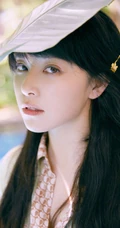 阚清子绿意盎然，甜美动人清新苹果连衣裙LOMO色秋日淡雅写真集