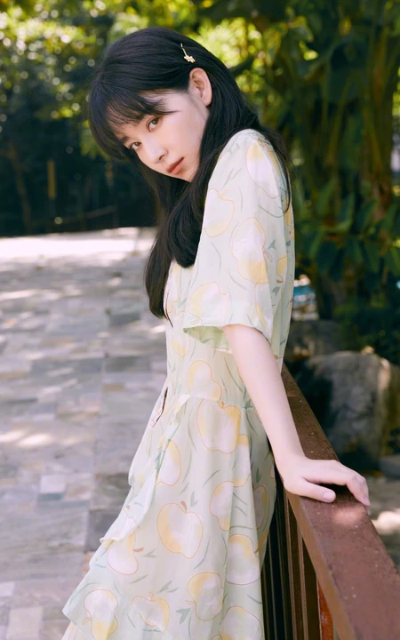 阚清子绿意盎然，甜美动人清新苹果连衣裙LOMO色秋日淡雅写真集