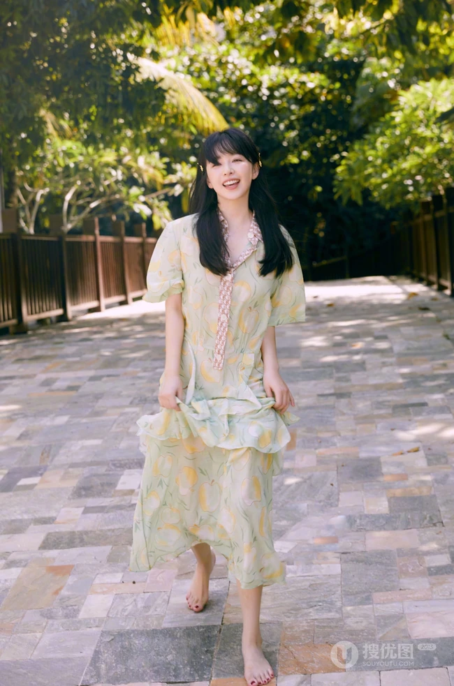 阚清子绿意盎然，甜美动人清新苹果连衣裙LOMO色秋日淡雅写真集