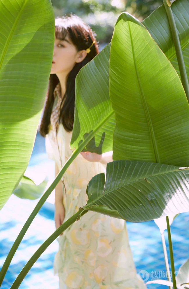 阚清子绿意盎然，甜美动人清新苹果连衣裙LOMO色秋日淡雅写真集