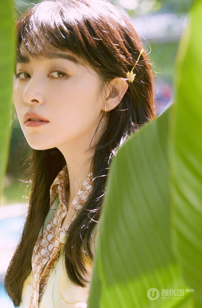 阚清子绿意盎然，甜美动人清新苹果连衣裙LOMO色秋日淡雅写真集