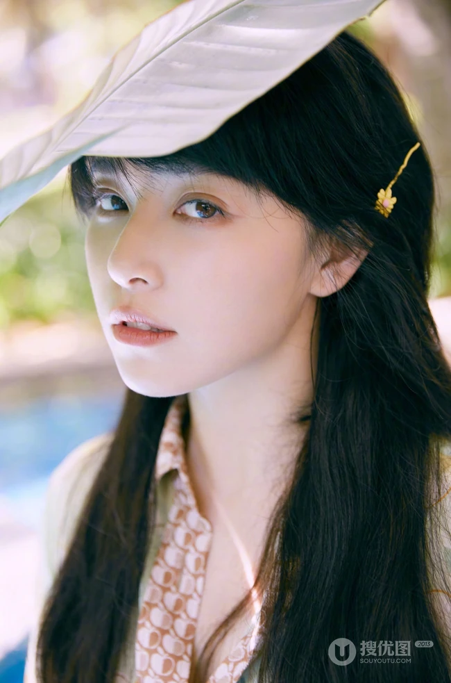 阚清子绿意盎然，甜美动人清新苹果连衣裙LOMO色秋日淡雅写真集