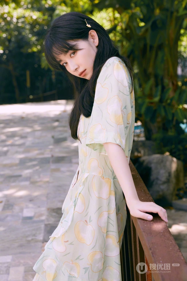 阚清子绿意盎然，甜美动人清新苹果连衣裙LOMO色秋日淡雅写真集