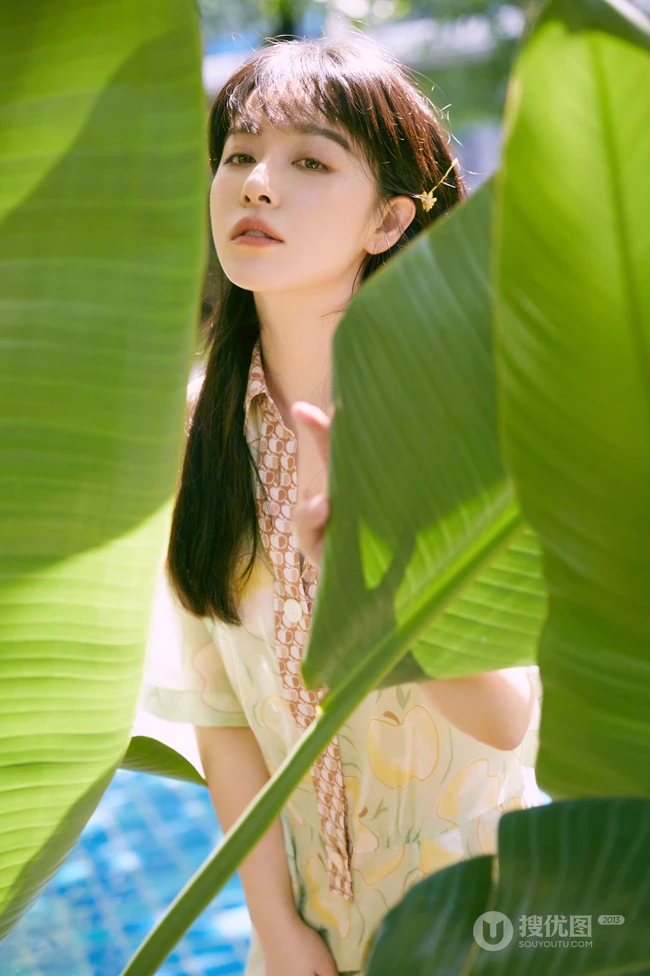 阚清子绿意盎然，甜美动人清新苹果连衣裙LOMO色秋日淡雅写真集