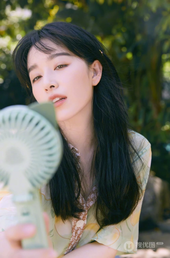 阚清子绿意盎然，甜美动人清新苹果连衣裙LOMO色秋日淡雅写真集