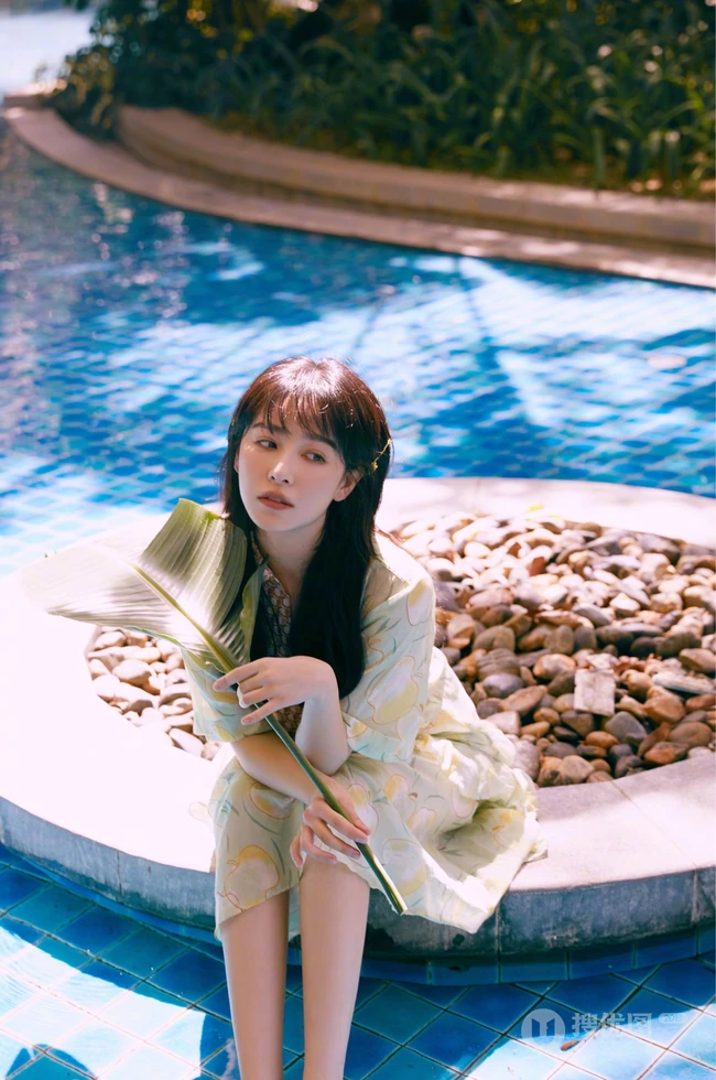 阚清子绿意盎然，甜美动人清新苹果连衣裙LOMO色秋日淡雅写真集