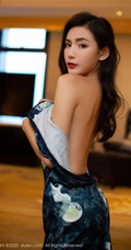 美背女生夏玥古典旗袍装深袜袜高跟穿着显修长线条感玉足室内沙发写真图集