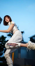 任敏运动套装穿着元气十足少女风街拍写真