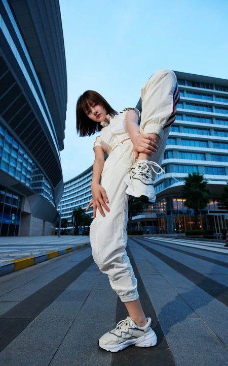 任敏运动套装穿着元气十足少女风街拍写真