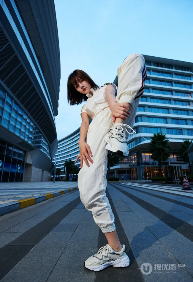 任敏运动套装穿着元气十足少女风街拍写真