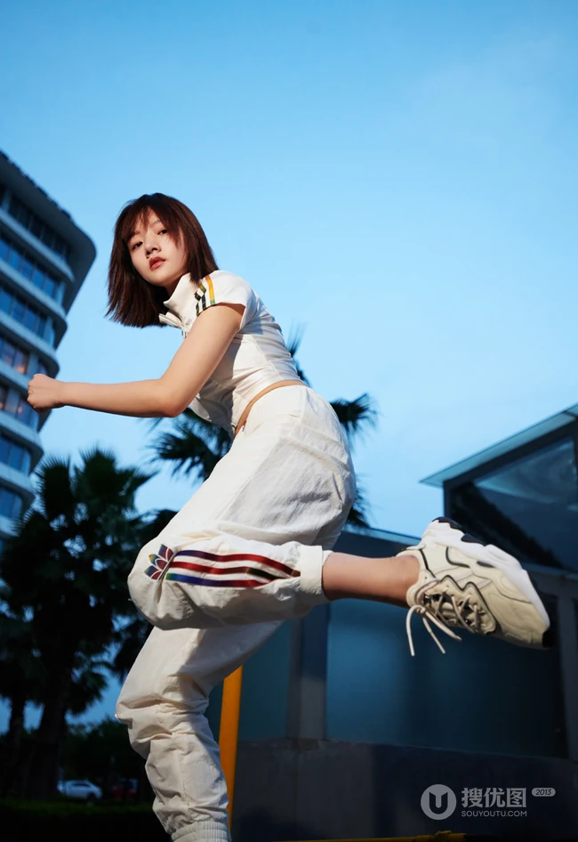 任敏运动套装穿着元气十足少女风街拍写真