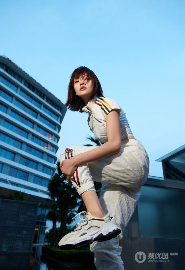 任敏运动套装穿着元气十足少女风街拍写真