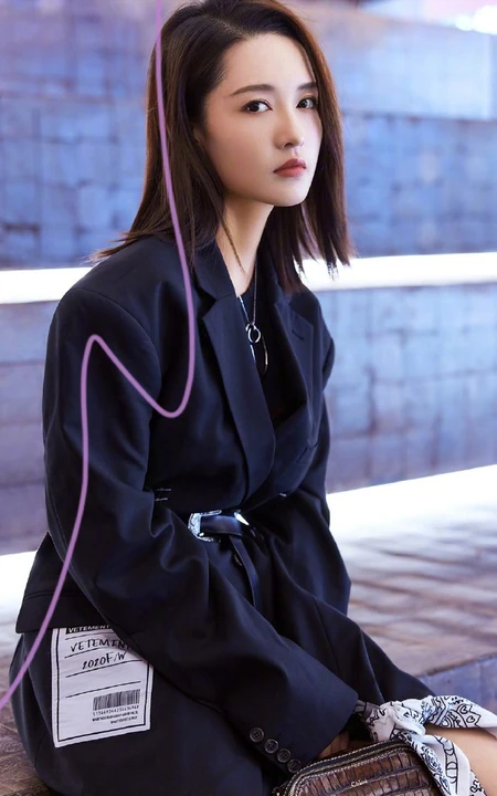李沁时尚百变秋装穿着登FireBible杂志写真美照