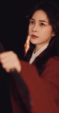 赵樱子手执古剑，身穿古装红衣长发飘飘酷美写真美图