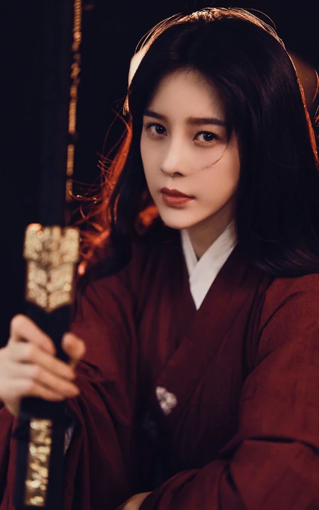 赵樱子手执古剑，身穿古装红衣长发飘飘酷美写真美图