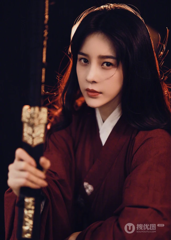 赵樱子手执古剑，身穿古装红衣长发飘飘酷美写真美图