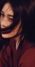 赵樱子手执古剑，身穿古装红衣长发飘飘酷美写真美图