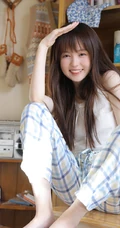 笑容清新，漂亮可爱的长发少女格子睡裤穿着甜美动人室内写真照
