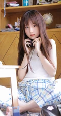笑容清新，漂亮可爱的长发少女格子睡裤穿着甜美动人室内写真照