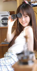 笑容清新，漂亮可爱的长发少女格子睡裤穿着甜美动人室内写真照