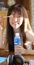 笑容清新，漂亮可爱的长发少女格子睡裤穿着甜美动人室内写真照