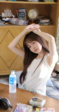 笑容清新，漂亮可爱的长发少女格子睡裤穿着甜美动人室内写真照