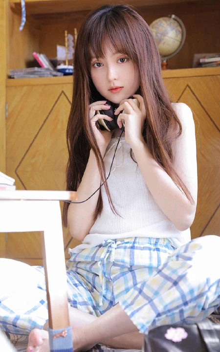 笑容清新，漂亮可爱的长发少女格子睡裤穿着甜美动人室内写真照