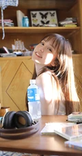 笑容清新，漂亮可爱的长发少女格子睡裤穿着甜美动人室内写真照