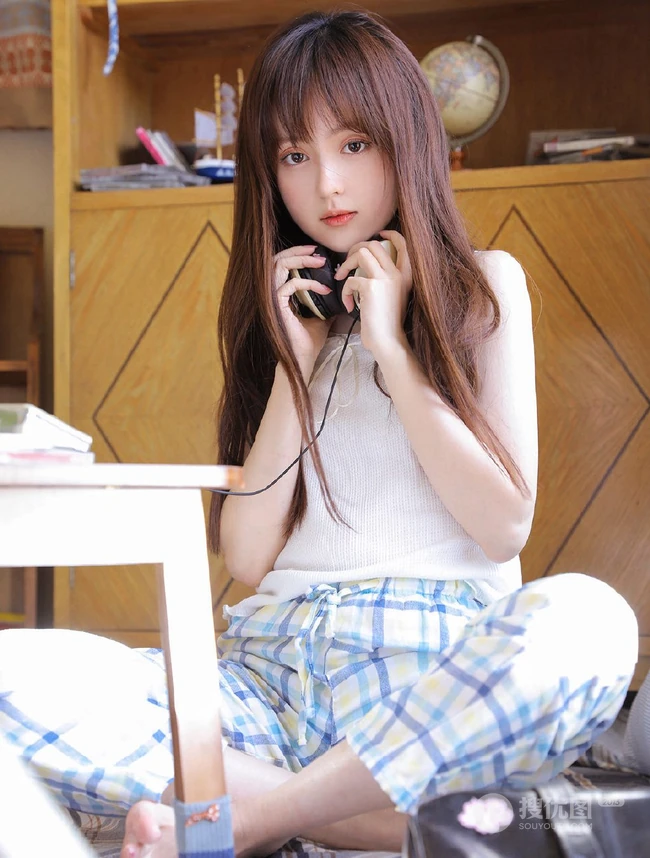 笑容清新，漂亮可爱的长发少女格子睡裤穿着甜美动人室内写真照