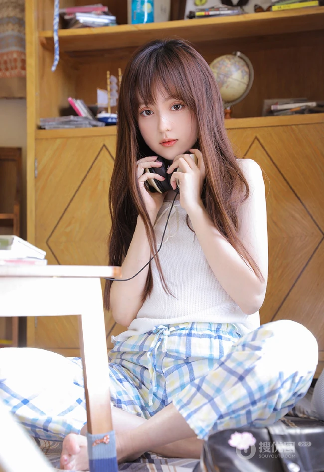 笑容清新，漂亮可爱的长发少女格子睡裤穿着甜美动人室内写真照