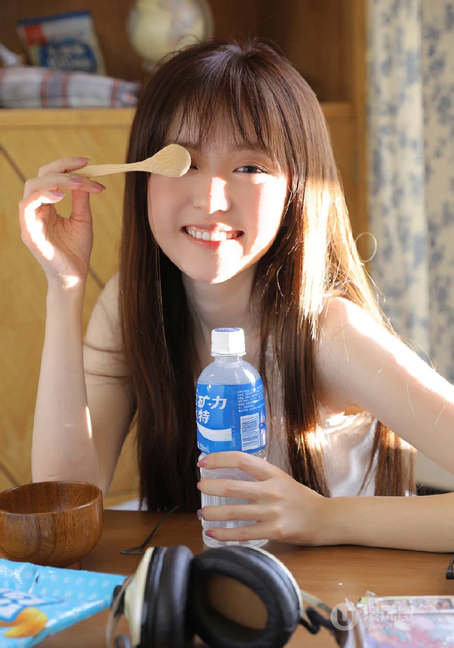 笑容清新，漂亮可爱的长发少女格子睡裤穿着甜美动人室内写真照