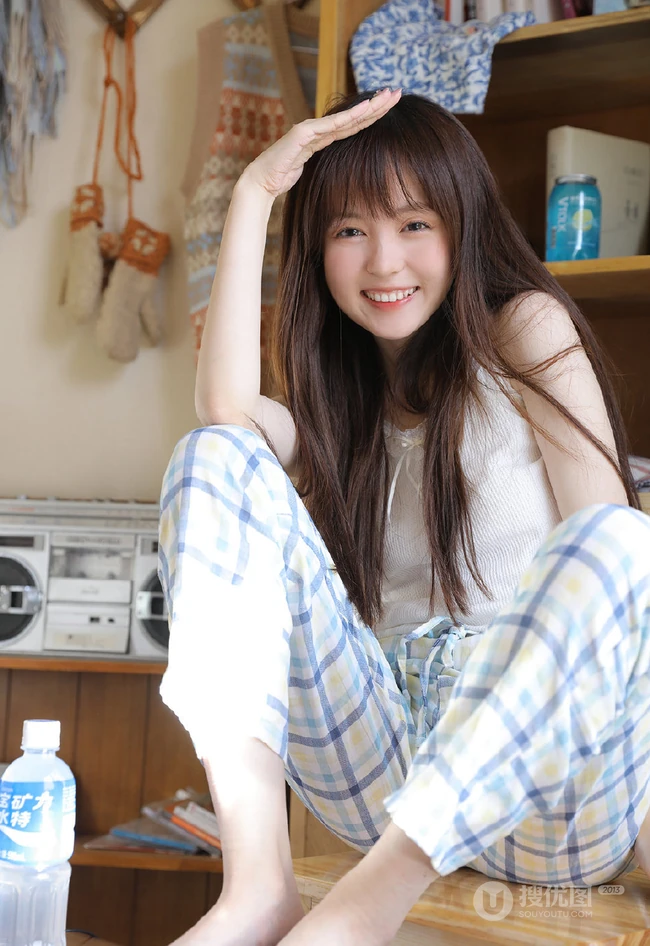 笑容清新，漂亮可爱的长发少女格子睡裤穿着甜美动人室内写真照
