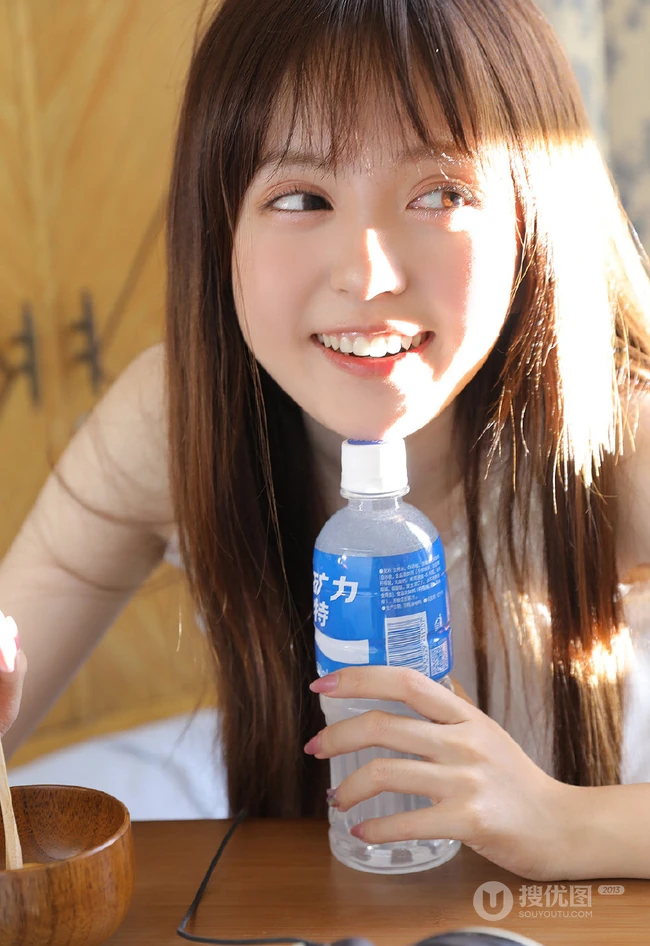 笑容清新，漂亮可爱的长发少女格子睡裤穿着甜美动人室内写真照