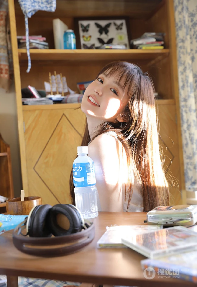 笑容清新，漂亮可爱的长发少女格子睡裤穿着甜美动人室内写真照