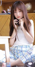 笑容清新，漂亮可爱的长发少女格子睡裤穿着甜美动人室内写真照